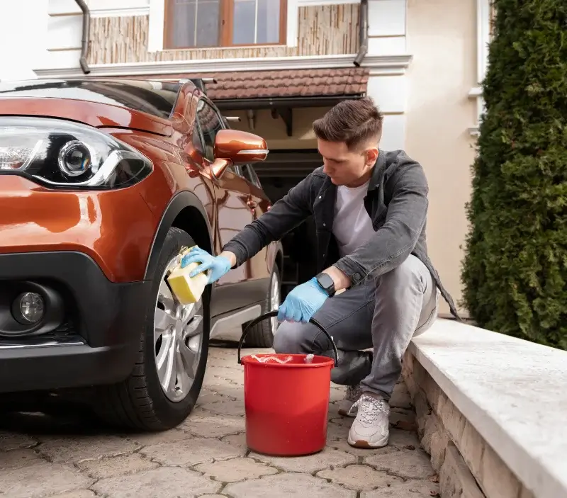 Lavage auto à domicile Guipry-Messac : professionnel intervenant sur un véhicule